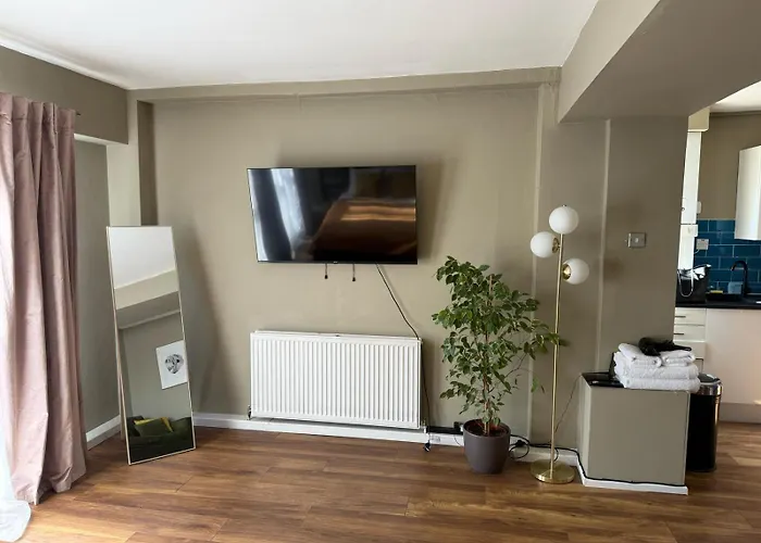 Spacious Studio Flat Next To Earls Court Station