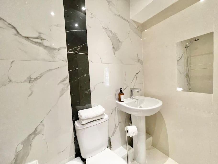 Spacious Flat Next To Earls Court Station London